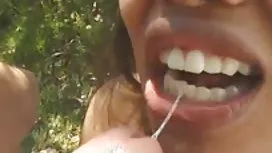 乳膠的德國婦女穿上綁帶和nadrachivaet它
