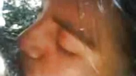 熱的亞洲人在男人上摩擦胸部，並給他按摩