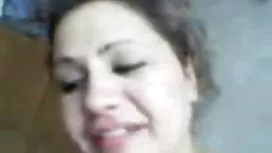 肌肉發達的美女吮吸兩個男人