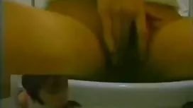 嬰兒在私人住宅的後院愛撫她的陰部