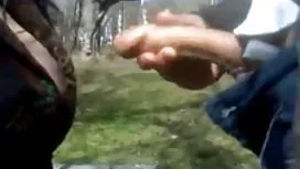 在她的腿上紋身的解放女孩在肛門給了