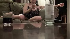 常春藤在連褲襪的腿上猛拉一個男人的陰莖