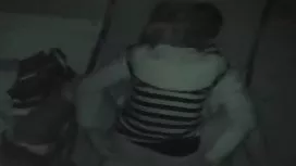 那傢伙在沙發上粗暴地強奸了一個漂亮的金發女郎