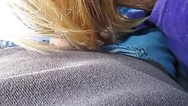 貪得無厭的種馬津津有味地吐著比基尼的豐滿金發