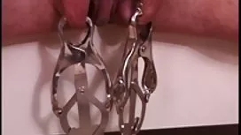靈活的健美運動員和兩個人一起玩