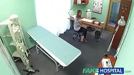 苗條的金發女郎在街上亂搞陌生人