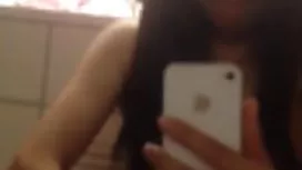 自信的黑髮伊娃與新鄰居僵硬