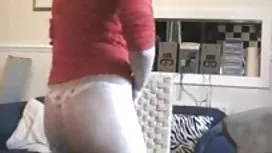 兩位美麗的德國女同性戀愛撫彼此的小貓