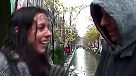 女同性戀者給她的朋友澆水，並用綁帶把她搞砸了