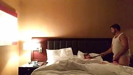 瘦弱的金發女兒被淫蕩的爸爸性交