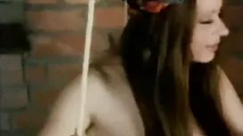 金發女郎與神話般的胸部構成牛奶