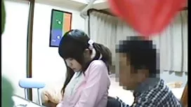 一群專業人士在游泳池周圍與妓女一起狂歡
