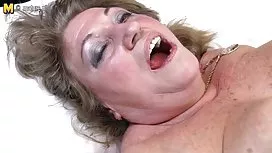 在彈性臀部的深色的Alla otporoli