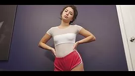 豐滿的女按摩師正坐在一個男人的臉上，指著雞巴