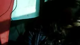 當她的陰部性交時，極點大聲尖叫