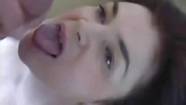 女同性戀用一個逼真的綁帶亂搞她的朋友
