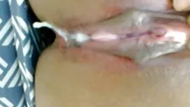 紅頭髮的女孩從尼龍連褲襪變得非常赤裸