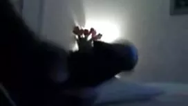 在游泳池附近的女同性戀三人行