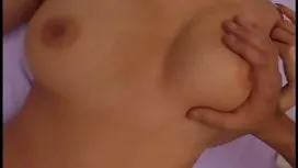 女孩們用赤裸的身體掃帚互相毆打