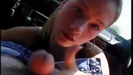 絲襪中的俄羅斯美女熱情地自慰，並給予她的伴侶