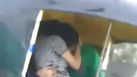 成熟的金發女郎，有著大胸部走在街上沒有胸罩