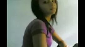 美麗的女孩在鏡子前脫衣服和檢查她的乳房