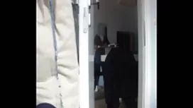金發女郎與巨大的胸部在私人視頻聊天中跳舞