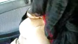 醉酒的Tanya對沙發上的手淫著迷