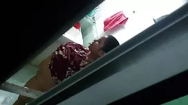 帶有毛茸茸屄的老婊子成了淋浴中隱藏射擊的明星