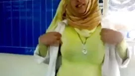 瓦萊里婭喝醉了，用瓶子的脖子自欺欺人