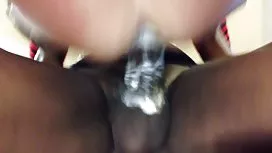 他媽的乳汁的華美的迷人的女孩與在壁爐附近的一個男性