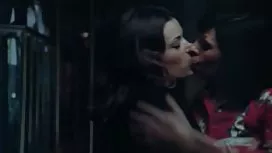 一對年輕夫婦在森林裡喝茶與母乳