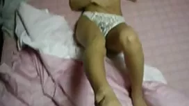 年邁的婦女亂搞他的與橡膠辣根的貓