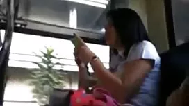 那傢伙在女孩的陰道裡插入一根橡膠雞巴