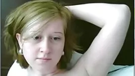 在與Kahal合作期間，纖細的女人經歷了強大的噴射高潮