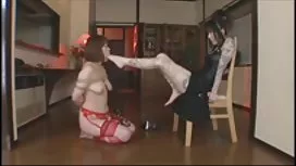 金發女郎吸吮公雞，然後亂搞，並在她的陰部推一個香蕉