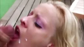 小胸婊子巧妙地吮吸辣椒