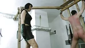 嚴肅的衣服的淺黑膚色的男人在鏡子前色情地脫下衣服