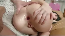 陡峭的瓊在床上