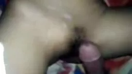 美麗的女孩在車裡吮公雞和亂糟糟的屄亂搞