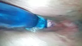 絲襪的黑髮人員在鑄件上積極地操