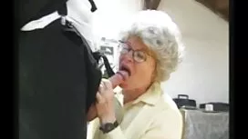 墮落的女人誘惑一個戴著眼鏡的紅色女孩和她的男朋友