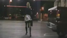 18歲的Olesya zhahaetsya和一個男人在浴室裡