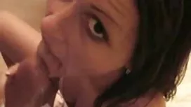 悶熱的護士在度假時與一名士兵進行肛交