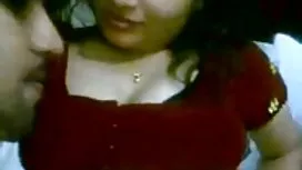 花花公子爪子美麗的山雀女孩在水之下