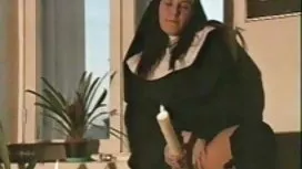 在黑暗中淫蕩的妹妹坐在兄弟的儀器上
