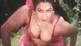 有紋身的老太太緊抓著一個男人