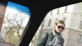 漂亮的女人Nikki喜歡她的皮革頭的長公哈哈