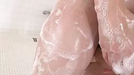 老闆和一個肥胖的傢伙緊緊抓住蘇菲的秘書