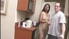 熱的口腔愛撫在一張大休息室椅子的兩位美麗的女同性戀者